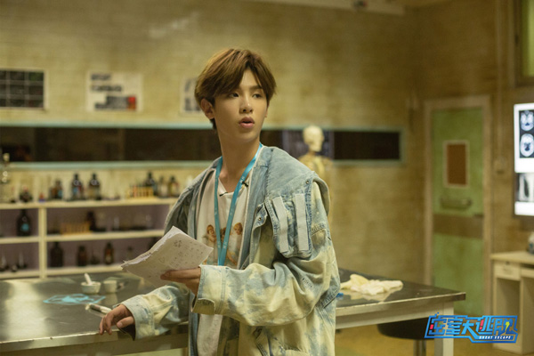 黄明昊 《密室大逃脱》杨幂邓伦钻床底 杨迪藏衣柜险被抓
