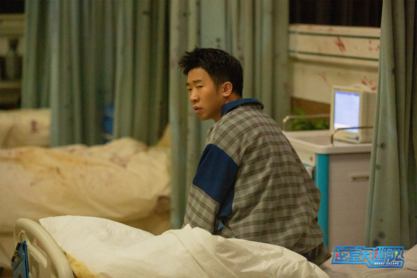 杨迪 《密室大逃脱》杨幂邓伦钻床底 杨迪藏衣柜险被抓