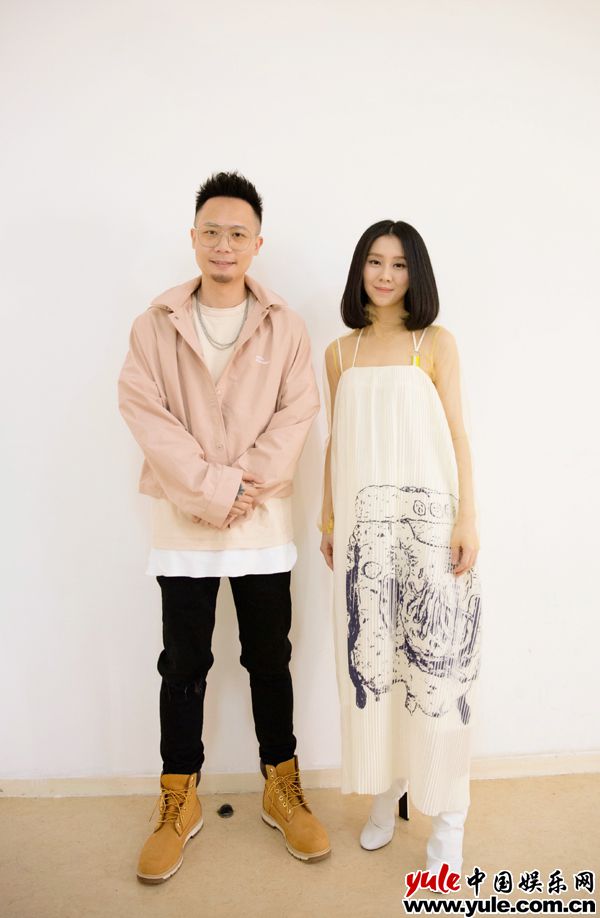 白安与萧秉治于8月24日在香港麦花臣体育馆举办“夏日限定演唱会” 白安、萧秉治携全新专辑屡创纪录 2018年度“中国TOP排行榜”颁奖晚会再度获奖