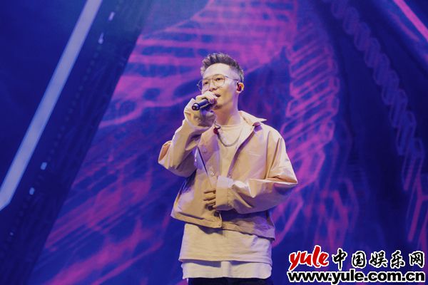 萧秉治独特的嗓音与极富魅力的演绎风格令台下乐迷如痴如醉 白安、萧秉治携全新专辑屡创纪录 2018年度“中国TOP排行榜”颁奖晚会再度获奖