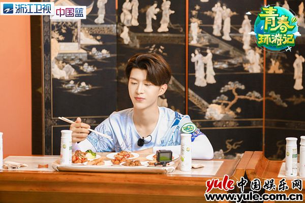 范丞丞吃素斋 浙江卫视《青春环游记》王凯吴谨言白宇上天下海 玩转水上游戏