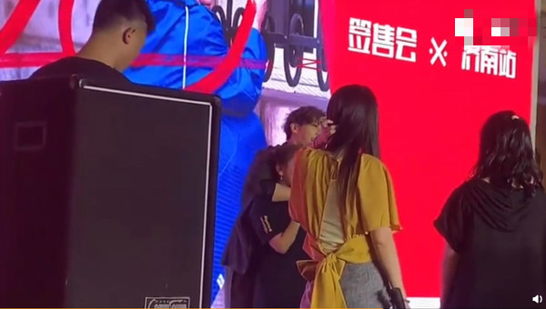 ǩ�ۻᱻŮ�۷���ӵ�� ������ů��Ц�����ס