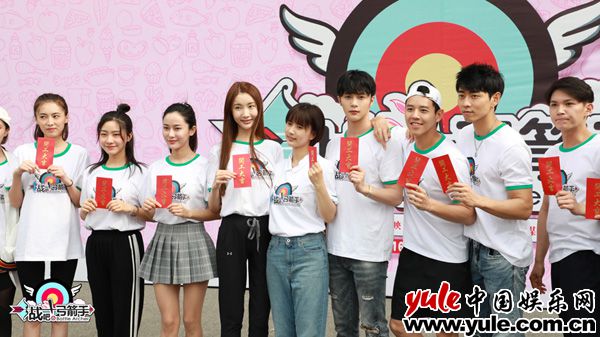 李俊辰与众主创合影 李俊辰担任男一号王援北 演绎最心动的弓箭情愫