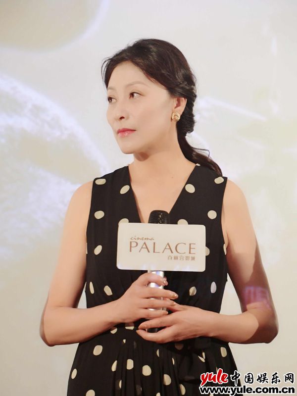 演员岳红 《八子》剧组亮相上海国际电影节 岳红尽显优雅端庄