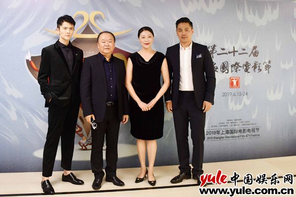 演员岳红及剧组成员 《八子》剧组亮相上海国际电影节 岳红尽显优雅端庄