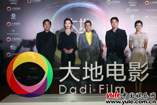 郭富城与《风再起时》众主创合影 郭富城携新片《风再起时》亮相上影节 新角色挑战60岁年龄跨度