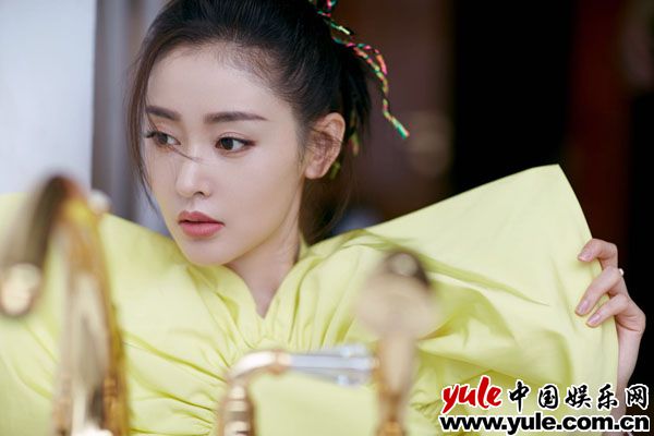 张天爱《中国机长》 张天爱出席《中国机长》活动 柠檬装长腿吸睛