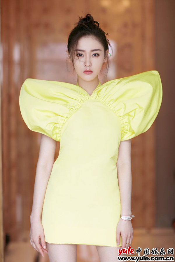张天爱柠檬妆 张天爱出席《中国机长》活动 柠檬装长腿吸睛