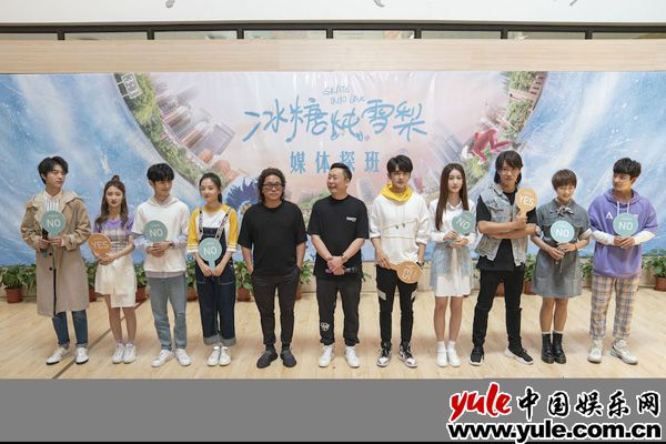 探班合影1 《冰糖炖雪梨》媒体探班 吴倩张新成被赞“百分百CP感”