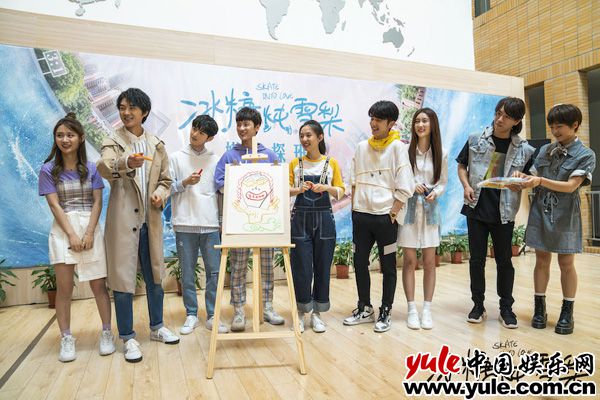 探班合影2 《冰糖炖雪梨》媒体探班 吴倩张新成被赞“百分百CP感”