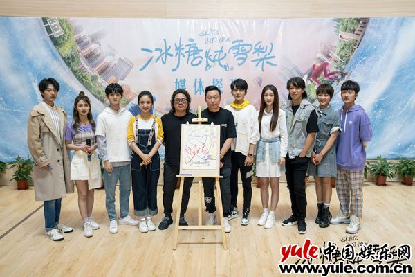 探班合影3 《冰糖炖雪梨》媒体探班 吴倩张新成被赞“百分百CP感”