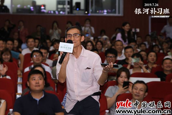 76岁恩师惊喜现身力挺影片“了不起” 邓超回家乡路演为父亲留座 《银河补习班》两城观影“纸巾不够用”