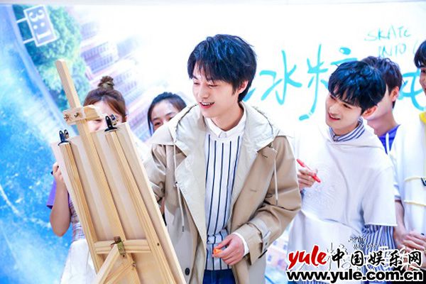 魏天浩玩画作接力欢乐多 《冰糖炖雪梨》探班 魏天浩演绎新闻系学霸引期待