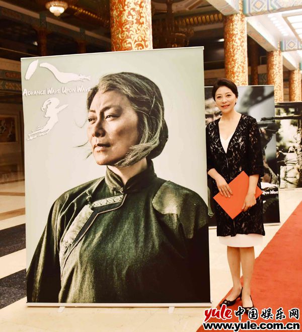 岳红与电影中形象 《八子》今日上映 岳红含泪盼儿归