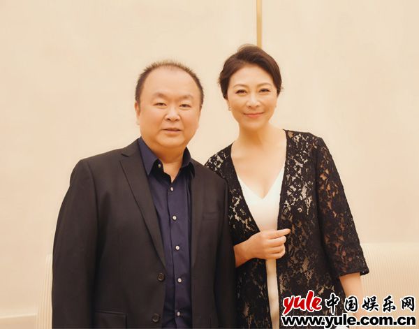 岳红现场合影 《八子》今日上映 岳红含泪盼儿归