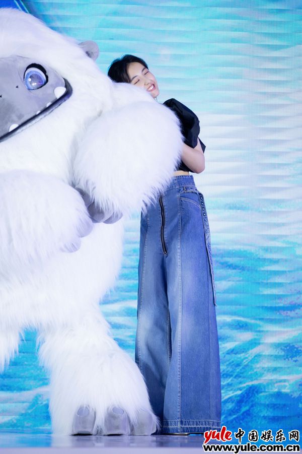 张子枫与雪人打毛 张子枫出席《雪人奇缘》发布会 跨界配音开启魔力冒险