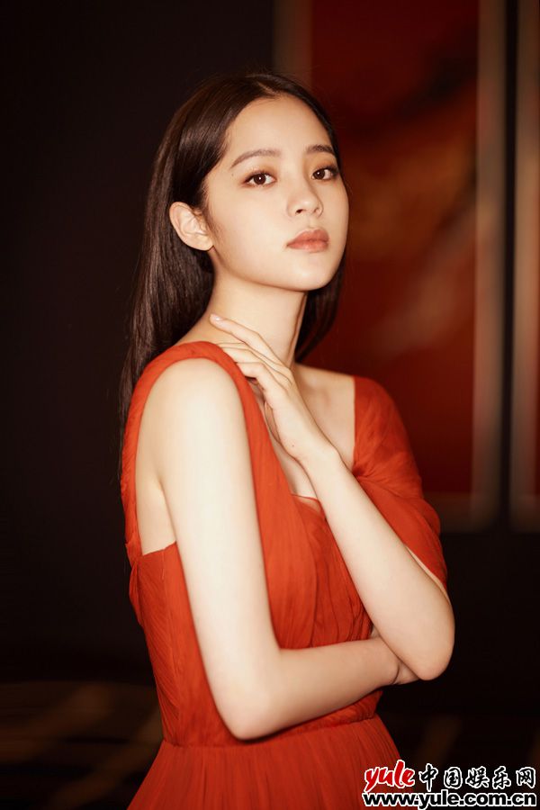 欧阳娜娜亮相上影节传媒关注单元闭幕式 搭档郁可唯演绎《花样年华》