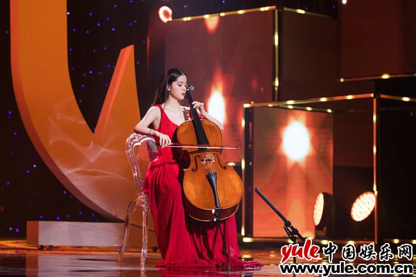 8101561254699_.pic_hd 欧阳娜娜亮相上影节传媒关注单元闭幕式 搭档郁可唯演绎《花样年华》