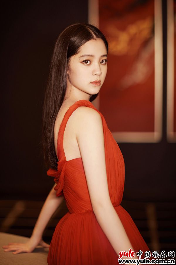 欧阳娜娜亮相上影节传媒关注单元闭幕式 搭档郁可唯演绎《花样年华》