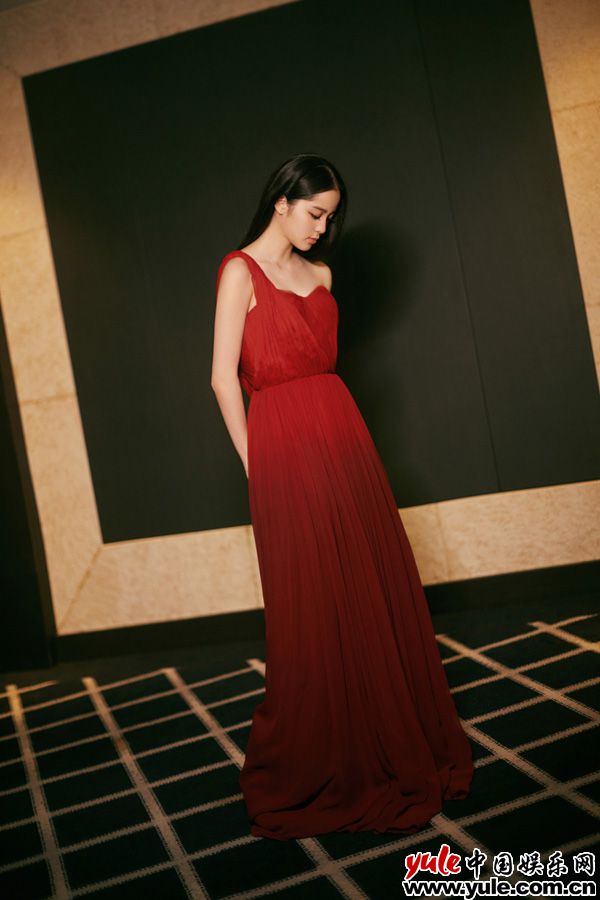 欧阳娜娜亮相上影节传媒关注单元闭幕式 搭档郁可唯演绎《花样年华》