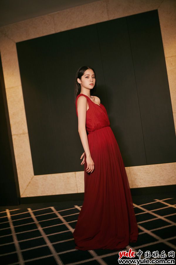 欧阳娜娜亮相上影节传媒关注单元闭幕式 搭档郁可唯演绎《花样年华》