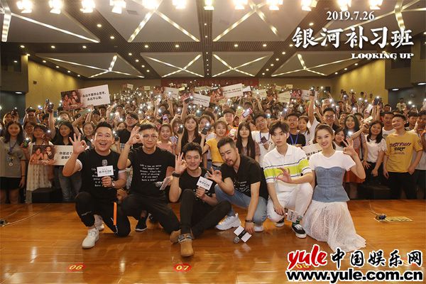 《银河补习班》路演持续升温有笑有泪 邓超喜提“公主抱” 各种哭到借纸巾 《银河补习班》路演持续升温有笑有泪