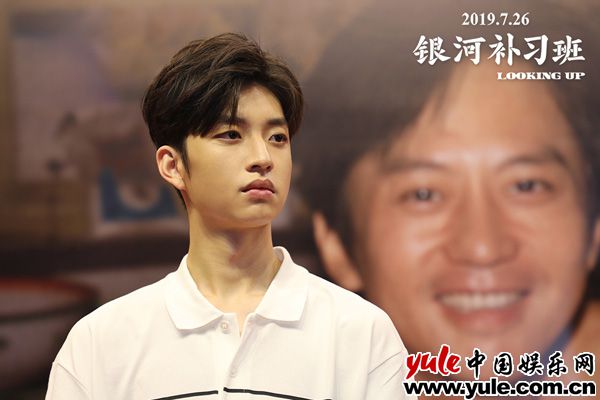 魏尊在电影中饰演一位特殊的角色“疯子” 邓超喜提“公主抱” 各种哭到借纸巾 《银河补习班》路演持续升温有笑有泪