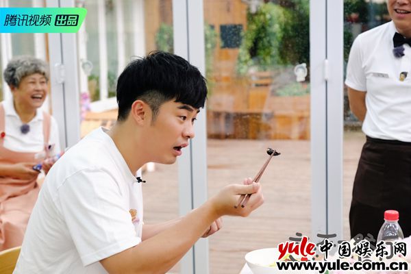 陈赫吃龙虱 《忘不了餐厅》艾福杰尼陈赫被辣椒辣到怀疑人生