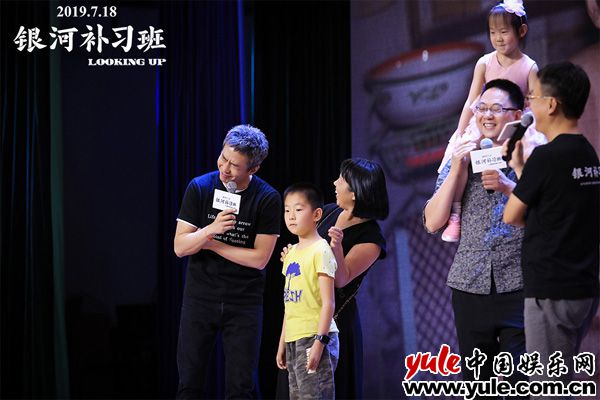 邓超表示父亲扛孩子是最幸福的 《银河补习班》西安路演邓超被“举高高” 最美女教师原型故事感动众人