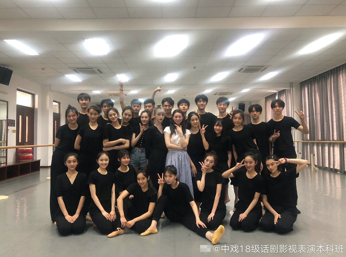 暑假来啦!易烊千玺胡先煦李兰迪现身班级合影宣告大一结束