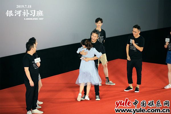 邓超收到观众的热情表白 《银河补习班》“替老师说话” 邓超俞白眉杭州路演被“要纸巾”