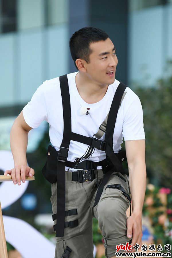 王彦霖回归跑男 王彦霖墨西哥拍戏“晒却黑”回归跑男 网友欢乐玩转表情包