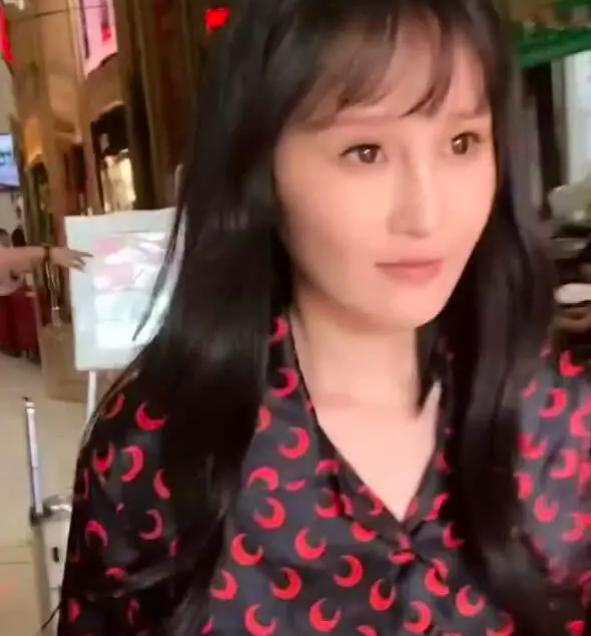 �Ա�ɽŮ��������б��ڻ����ų��󣬱��������ֱ��׺�������