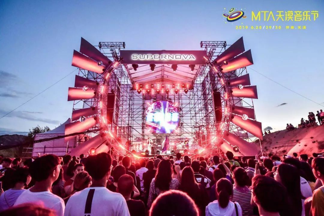 在沙漠,除了和新裤子、万青蹦迪之外,还能做什么?