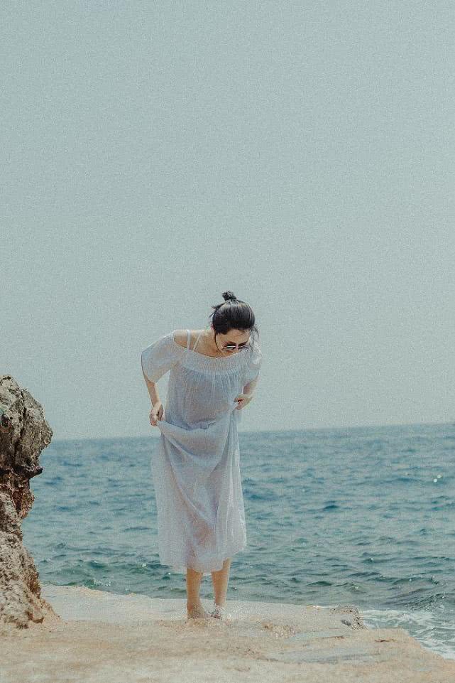 许晴不愧是冻龄女神!清凉泳装照曝光从小美到大