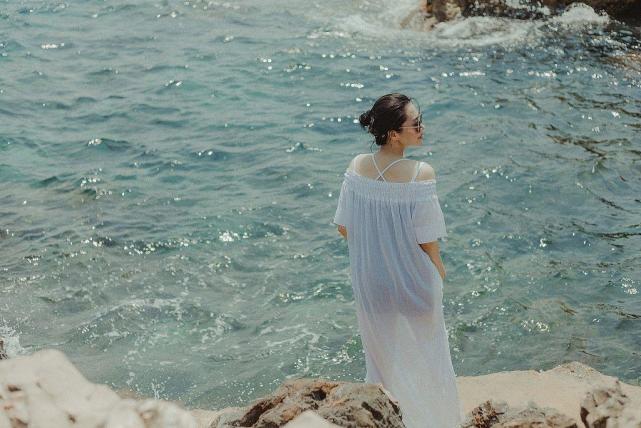 许晴不愧是冻龄女神!清凉泳装照曝光从小美到大