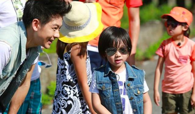 5岁kimi和爸爸林志颖同台表演劲歌热舞,剪三七分短发变小男子汉