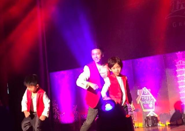 5岁kimi和爸爸林志颖同台表演劲歌热舞,剪三七分短发变小男子汉