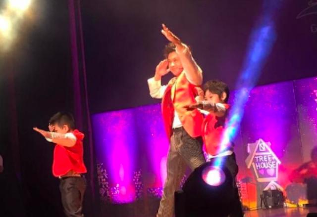 5岁kimi和爸爸林志颖同台表演劲歌热舞,剪三七分短发变小男子汉