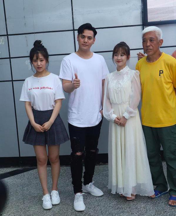 ͯ��Ů�����ɫ����ϲ��������Ļ���·�ˣ������ұ��˶�����