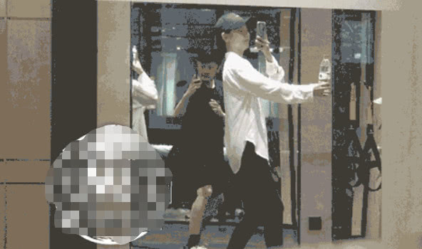 ӡС���������ع⣬Ů���������������˵���ӵ��