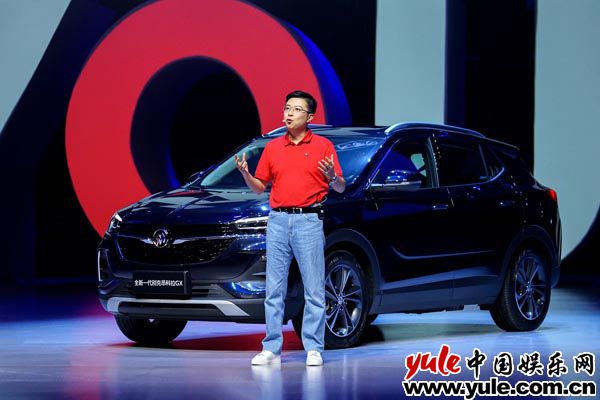 别克市场营销事业部部长顾晔斌致辞 新裤子梁博飞儿乐团齐聚成都 摇滚高唱「不负年轻」
