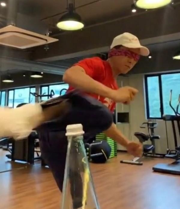 �����������μ�ƿ����ս��̧ͷ�����Ա��²�ײ���췫