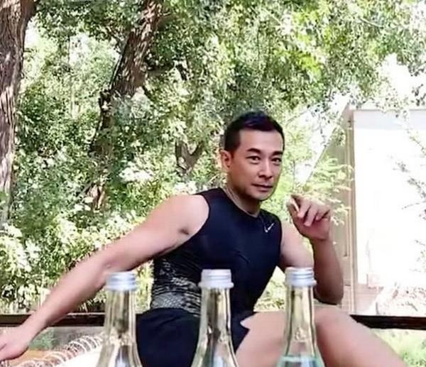 �����������μ�ƿ����ս��̧ͷ�����Ա��²�ײ���췫