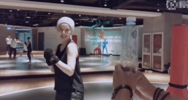 �����������μ�ƿ����ս��̧ͷ�����Ա��²�ײ���췫