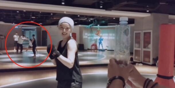 �����������μ�ƿ����ս��̧ͷ�����Ա��²�ײ���췫