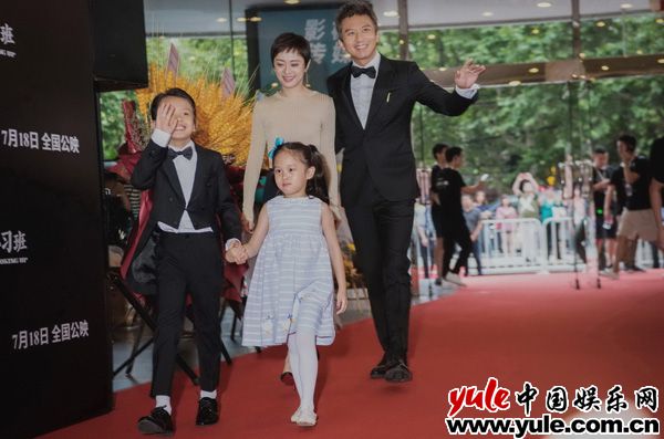 邓超一家画面温馨有爱 《银河补习班》上海首映邓超拍电影送给等等小花 朱亚文李晨袒露“爸爸们”心声