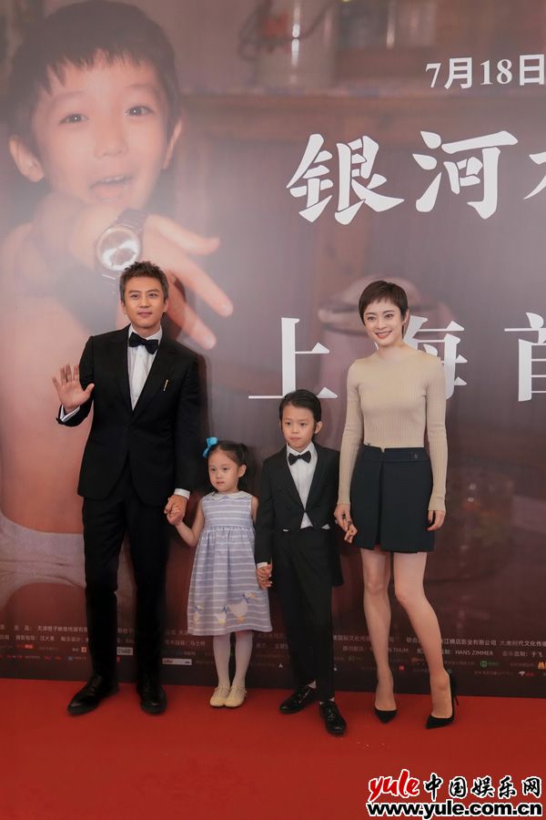 孙俪请假带孩子看首映 《银河补习班》上海首映邓超拍电影送给等等小花 朱亚文李晨袒露“爸爸们”心声
