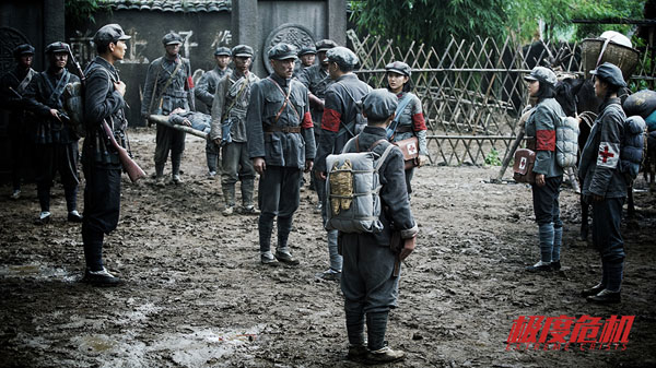 野战医院接命令 战争悬疑片《极度危机》改档8月9日 曝“峥嵘岁月”海报重走长征路