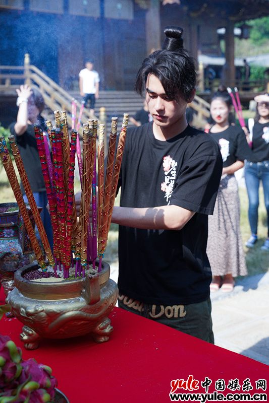 刘奕畅开机上香 《少主且慢行》横店开拍 刘奕畅出演男主角赵错